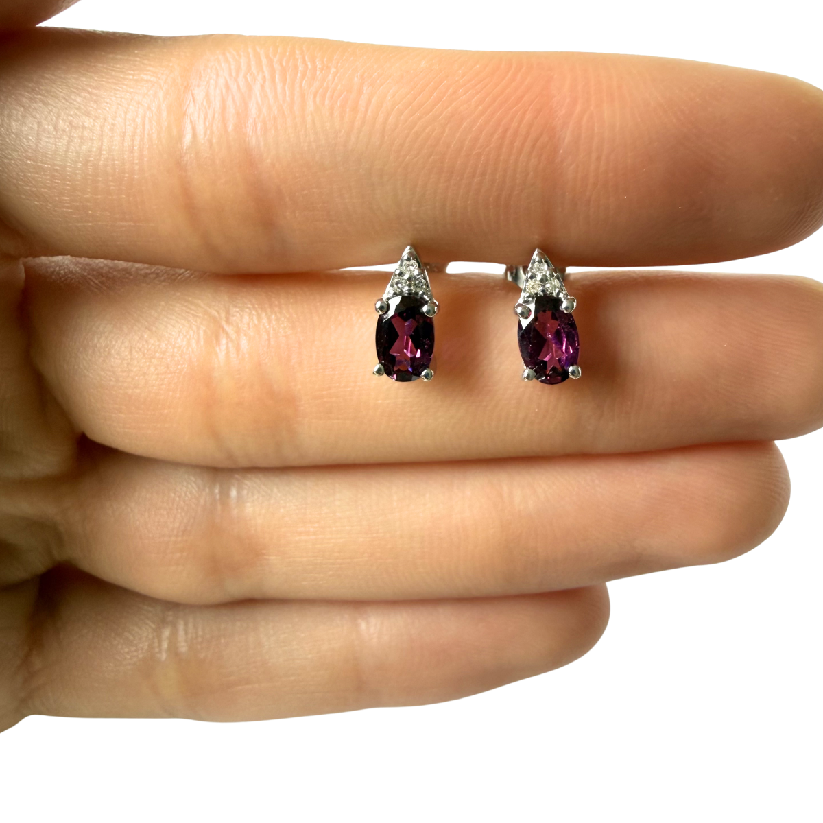 Aretes en oro blanco 10k con granate ovalado y tres diamantes 0.03ctw
