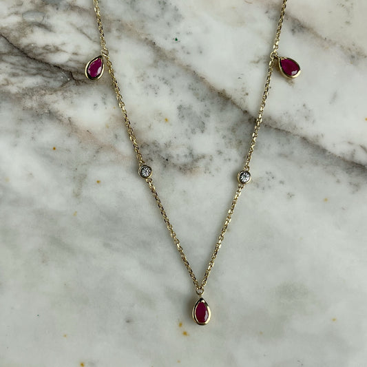 Collar de oro amarillo 10k con peras de rubíes colgantes y diamantes 0.02ctw