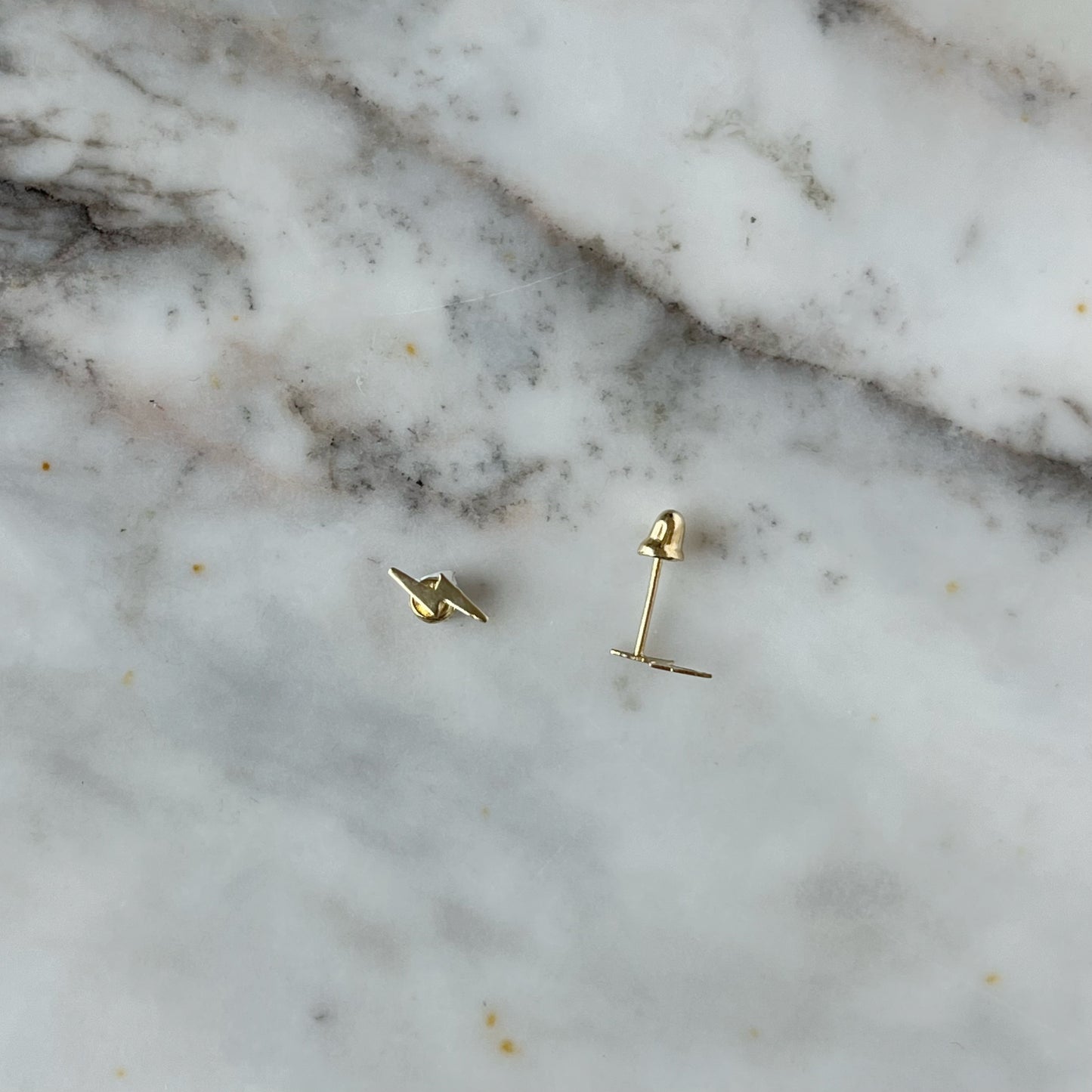 Aretes en oro amarillo 14K con rayo con tope rosca