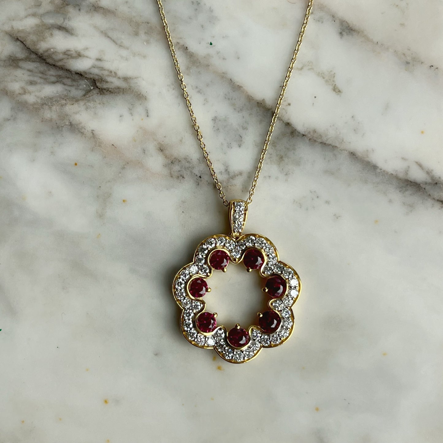 Collar de plata con baño de oro con medallón de rubíes y diamantes de laboratorio 1.35ctw