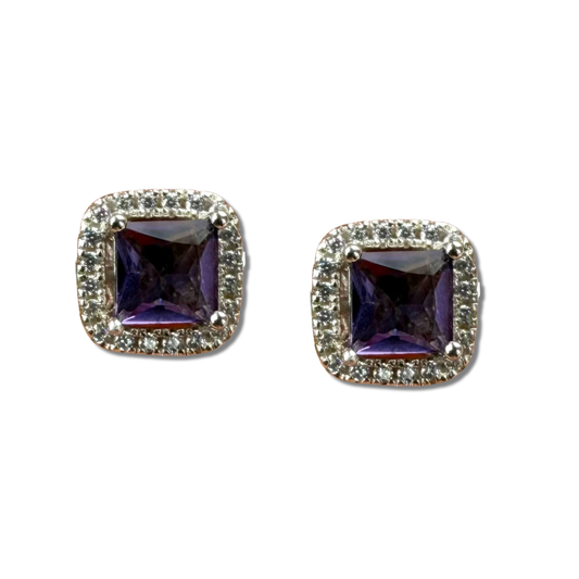 Arete con circón morado corte princesa y halo de zafiro blancos en plata