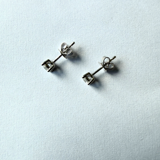 Aretes studs de diamante de laboratorio 0.50ctw en oro blanco 14k