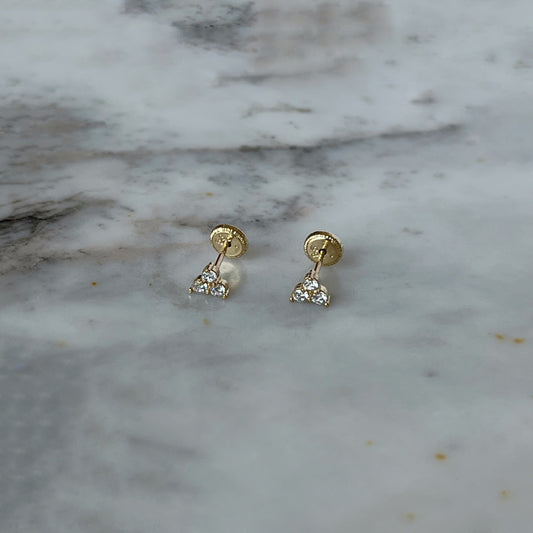 Aretes tres circonitas de color blanco en oro amarillo de 14k con tope rosca