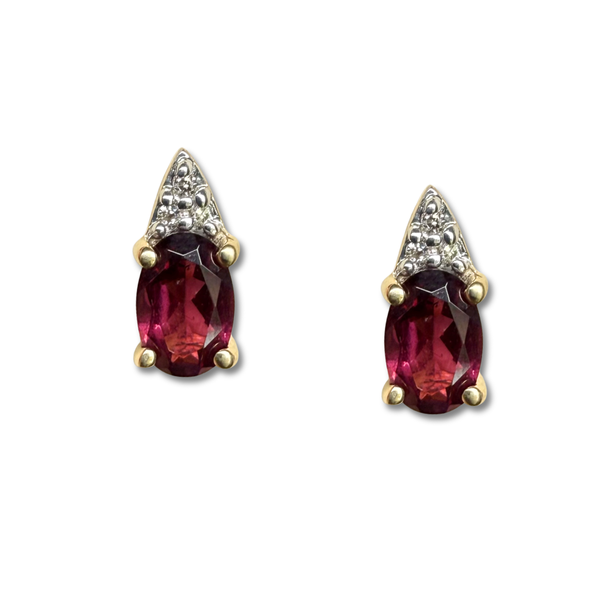 Aretes en oro amarillo 10k con granate ovalado y tres diamantes 0.03ctw