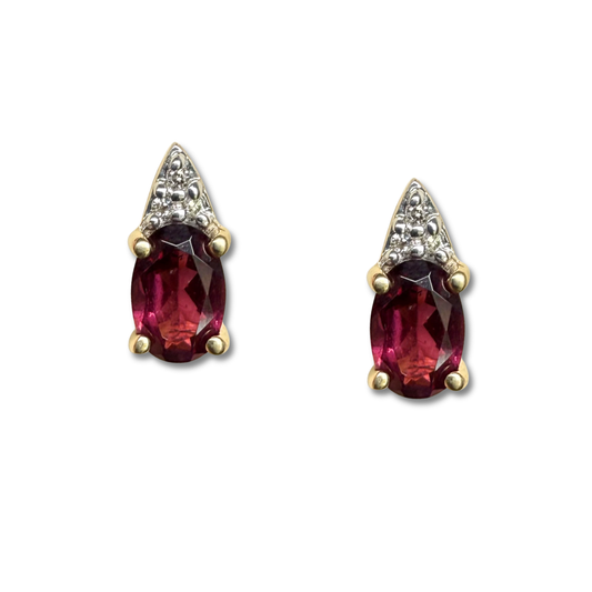 Aretes en oro amarillo 10k con granate ovalado y tres diamantes 0.03ctw