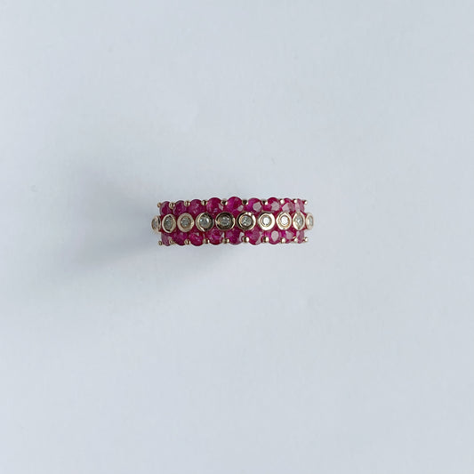 Anillo de plata con baño de oro de tres filas con rubíes y diamantes 0.10ct