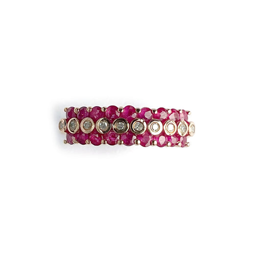 Anillo de plata con baño de oro de tres filas con rubíes y diamantes 0.10ct