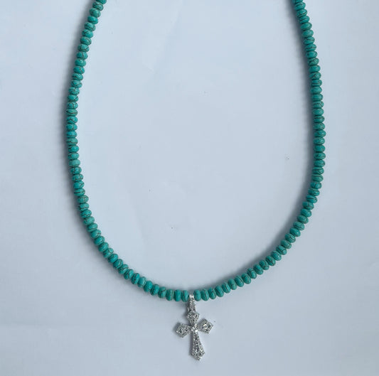 Collar de plata con magnesita turquesa con dije de cruz de plata con zafiros blancos de laboratorio