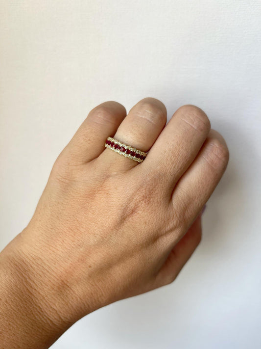 Anillo en oro amarillo 14K con rubíes redondos y dos filas de diamantes 0.30ctw