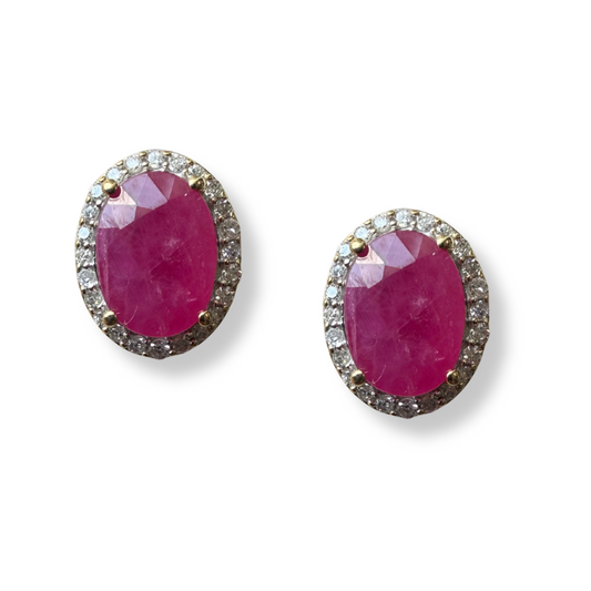 Aretes en oro amarillo 10k con rubí ovalado y halo de diamantes 0.25ctw