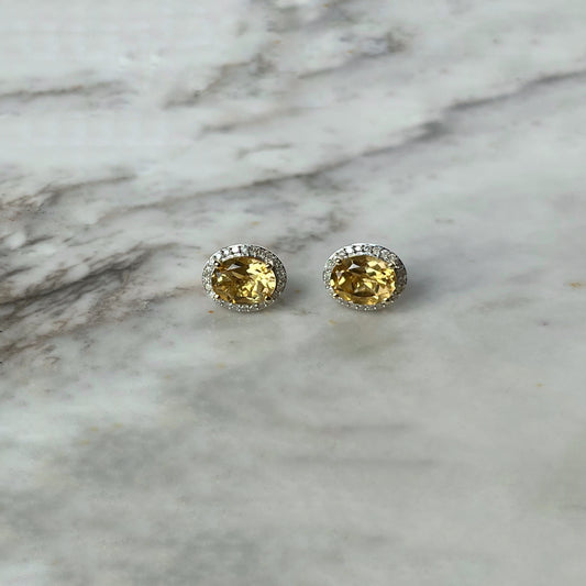 Aretes en oro amarillo de 10k con citrino ovalado y halo de diamantes 0.20ctw