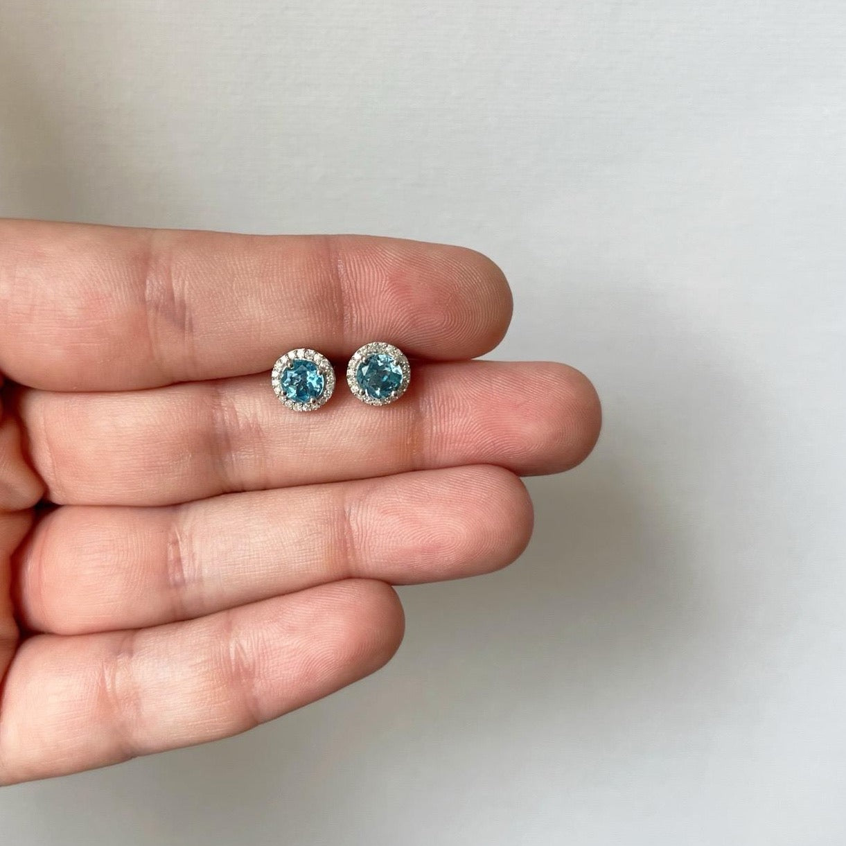 Aretes de plata con Topacio azul y halo de diamantes 0.10ctw