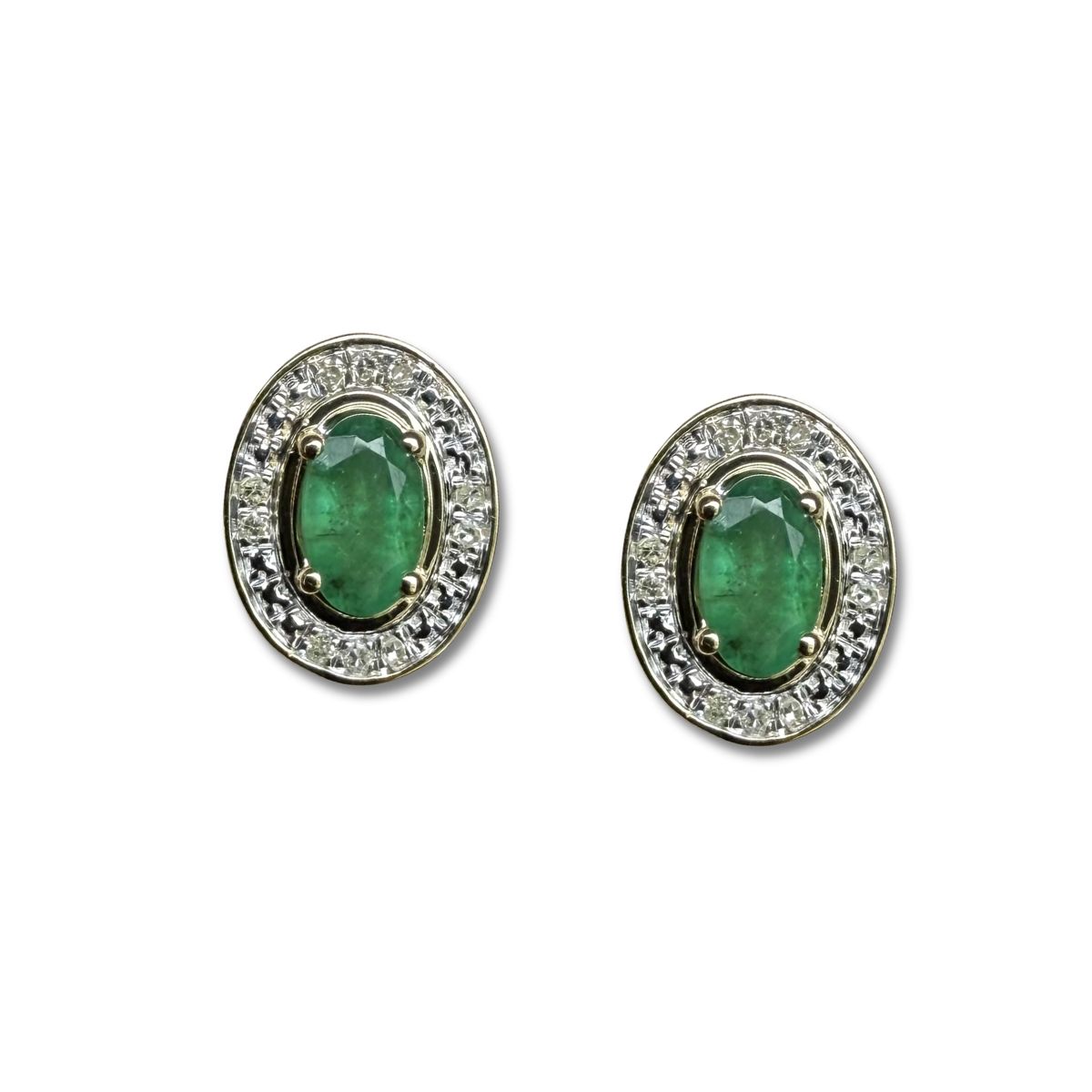 Aretes en oro amarillo 10K con esmeralda ovalada y halo de diamantes 0.05ctw
