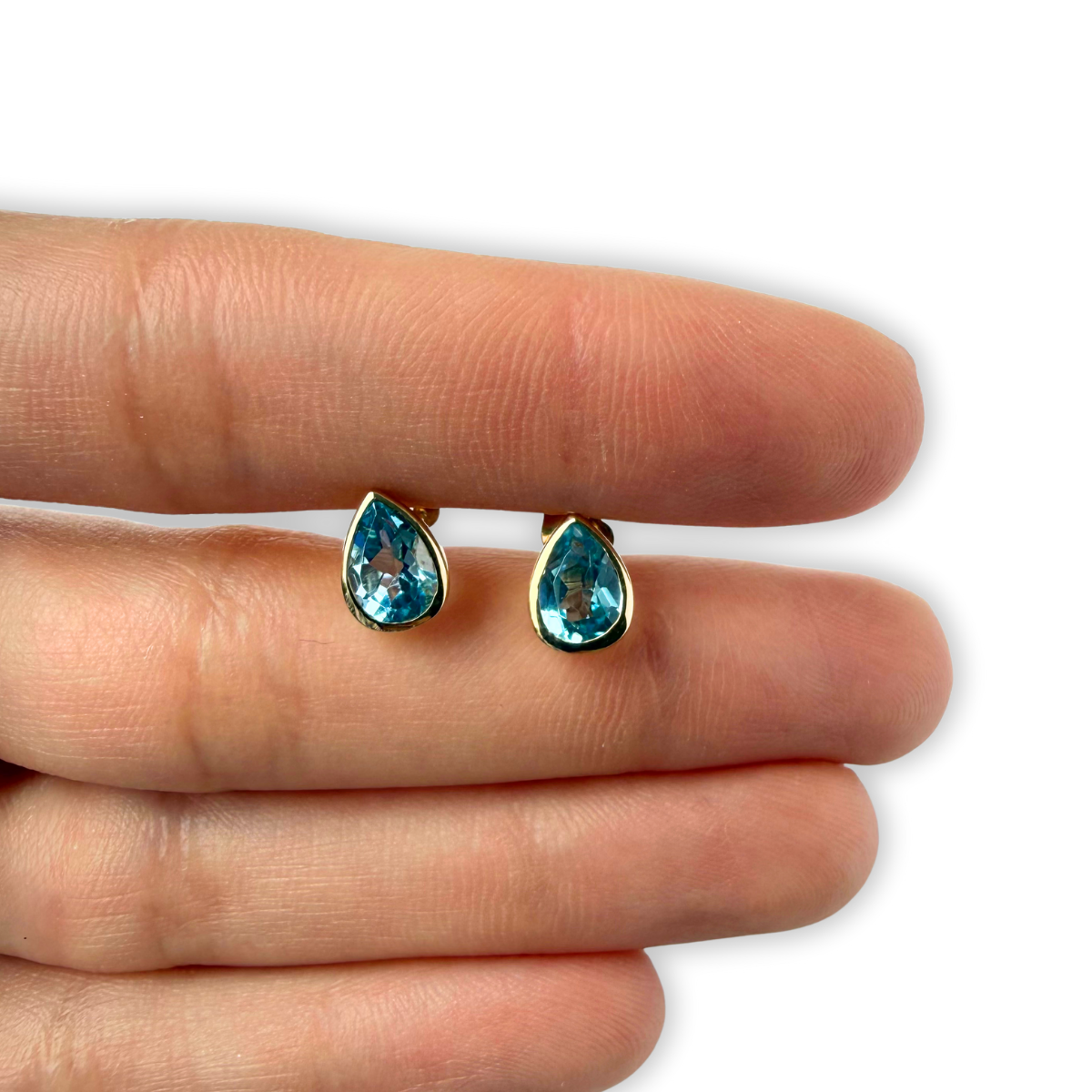 Aretes en oro amarillo 10K con gota de topacio azul biselado