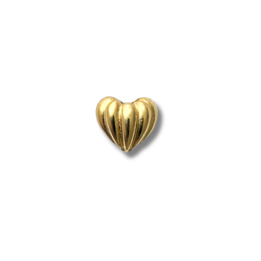 Arete en oro amarillo 18k de corazón de rayitas