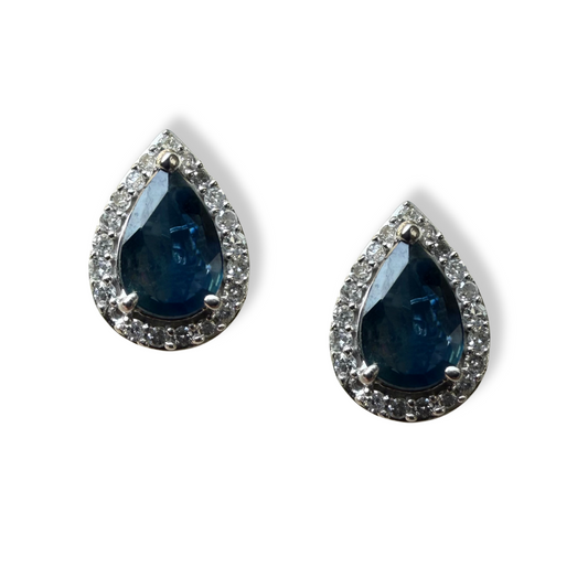 Aretes en oro blanco 10k con zafiro corte pera y halo de diamantes 0.12ctw