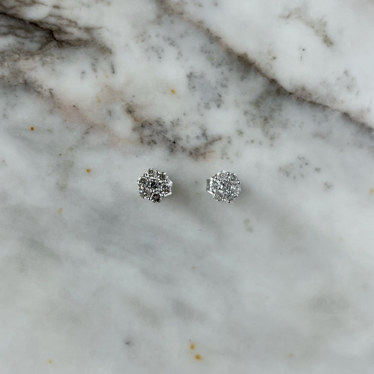 Studs cluster de diamantes 0.35ctw en oro blanco 10k