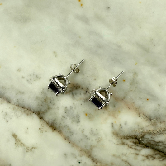 Arete con circón morado corte princesa y halo de zafiro blancos en plata