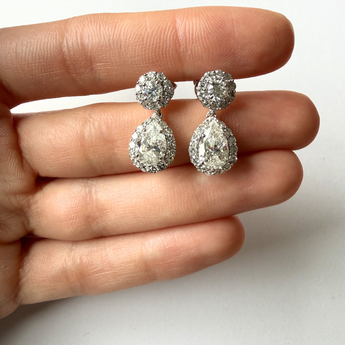 Aretes en oro blanco 14K con diamantes de laboratorio 3.5ctw colgantes de corte pera con halo