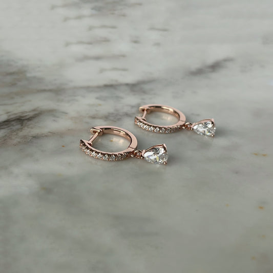 Huggies en plata con baño de oro rosa con circonitas y circonita colgante en forma de gota