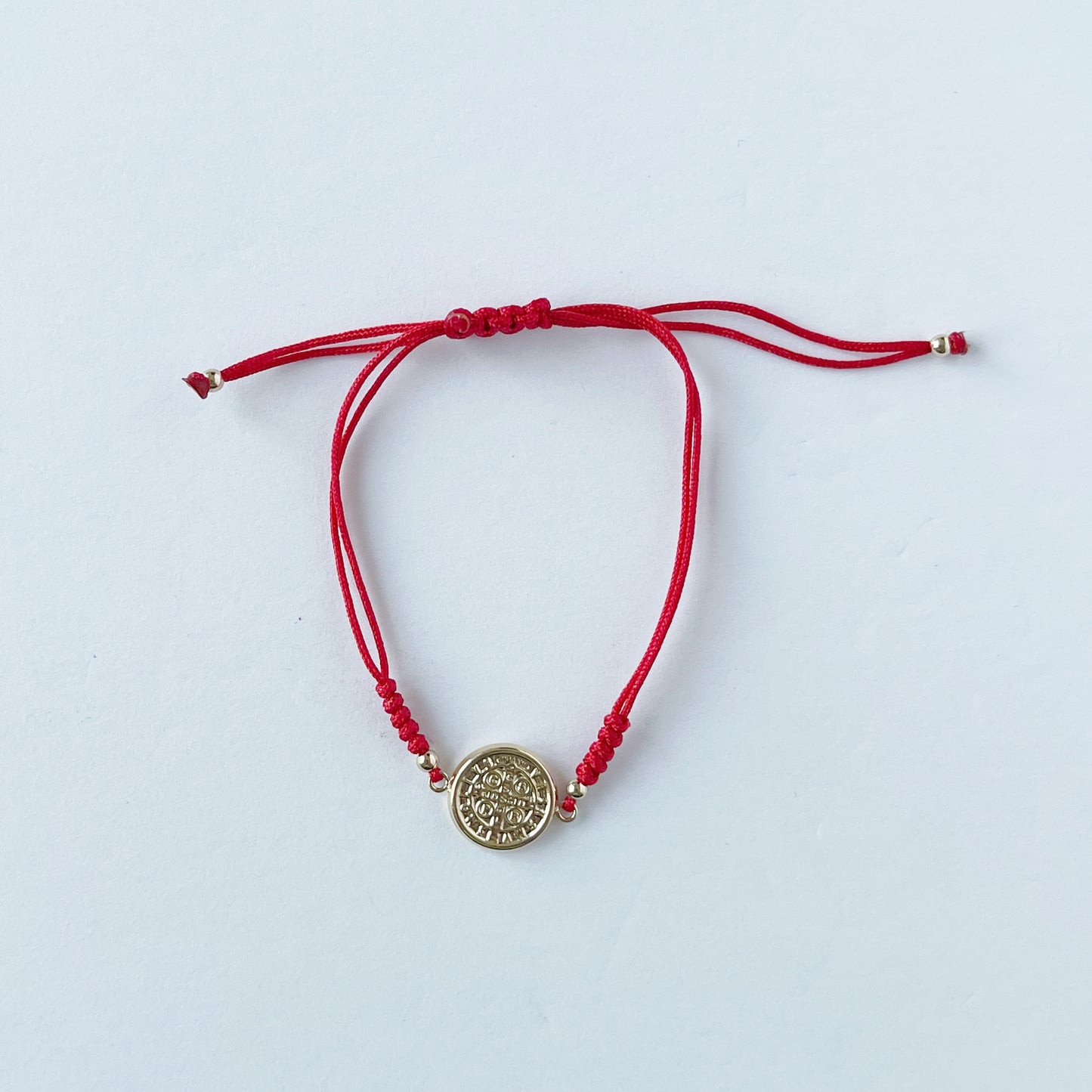 Pulsera de San benito mediana en oro amarillo de 14K con cordón rojo