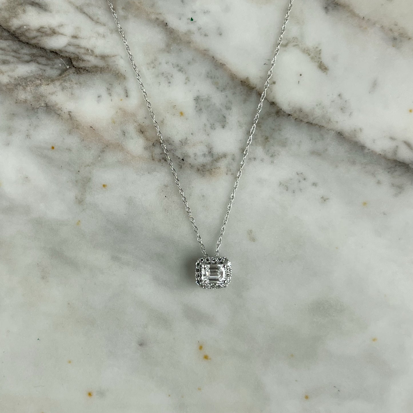 Collar de oro blanco 14k con dije de diamante de laboratorio corte esmeralda y halo de diamantes 0.50ctw