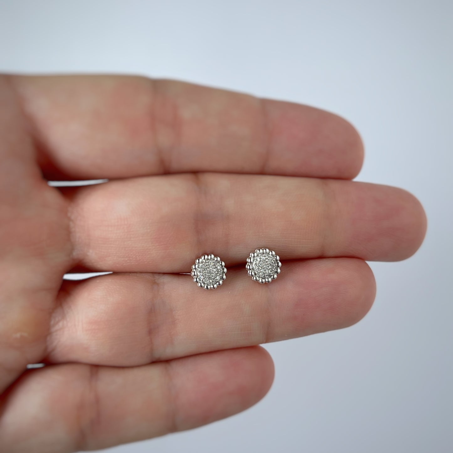 Aretes en oro blanco de 14k en forma de círculo con borde de bolitas y diamantes 0.07ctw