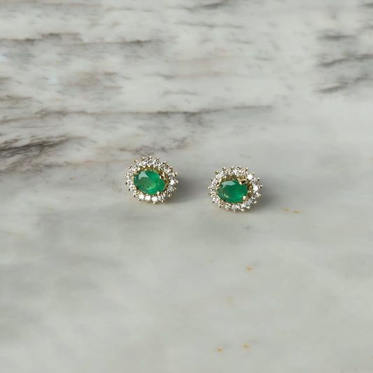 Arete de esmeralda ovalada con halo de diamantes 0.57ctw en oro amarillo de 18k
