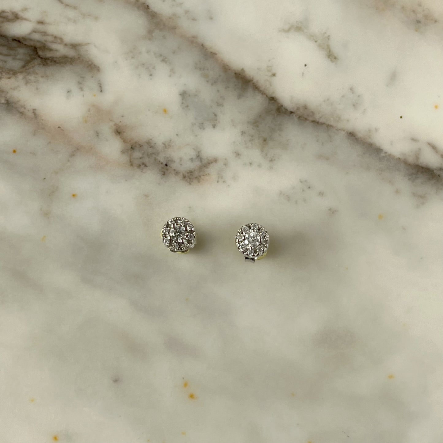Aretes en oro blanco 14k stud con halo de diamantes 0.20ctw