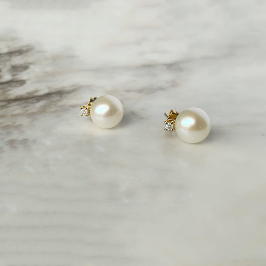 Aretes de perla en oro amarillo 10k con diamante 0.05ctw