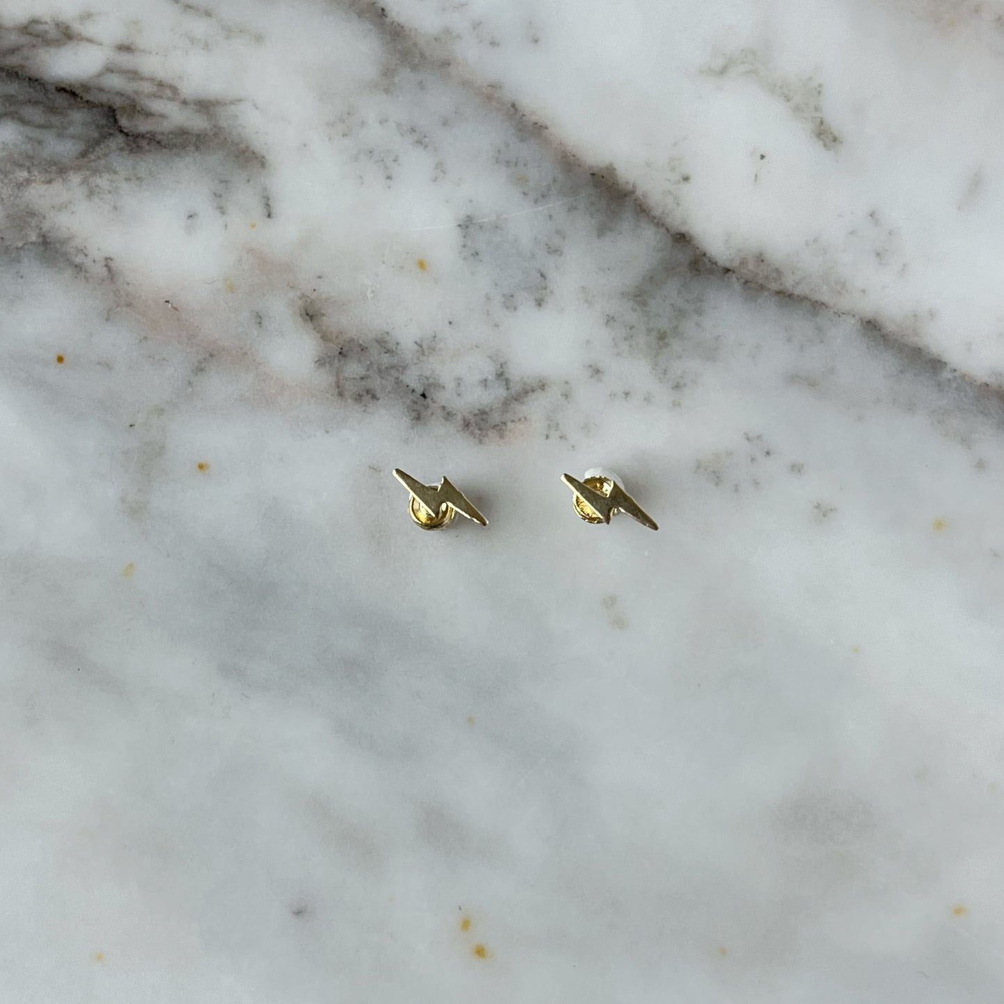 Aretes en oro amarillo 14K con rayo con tope rosca