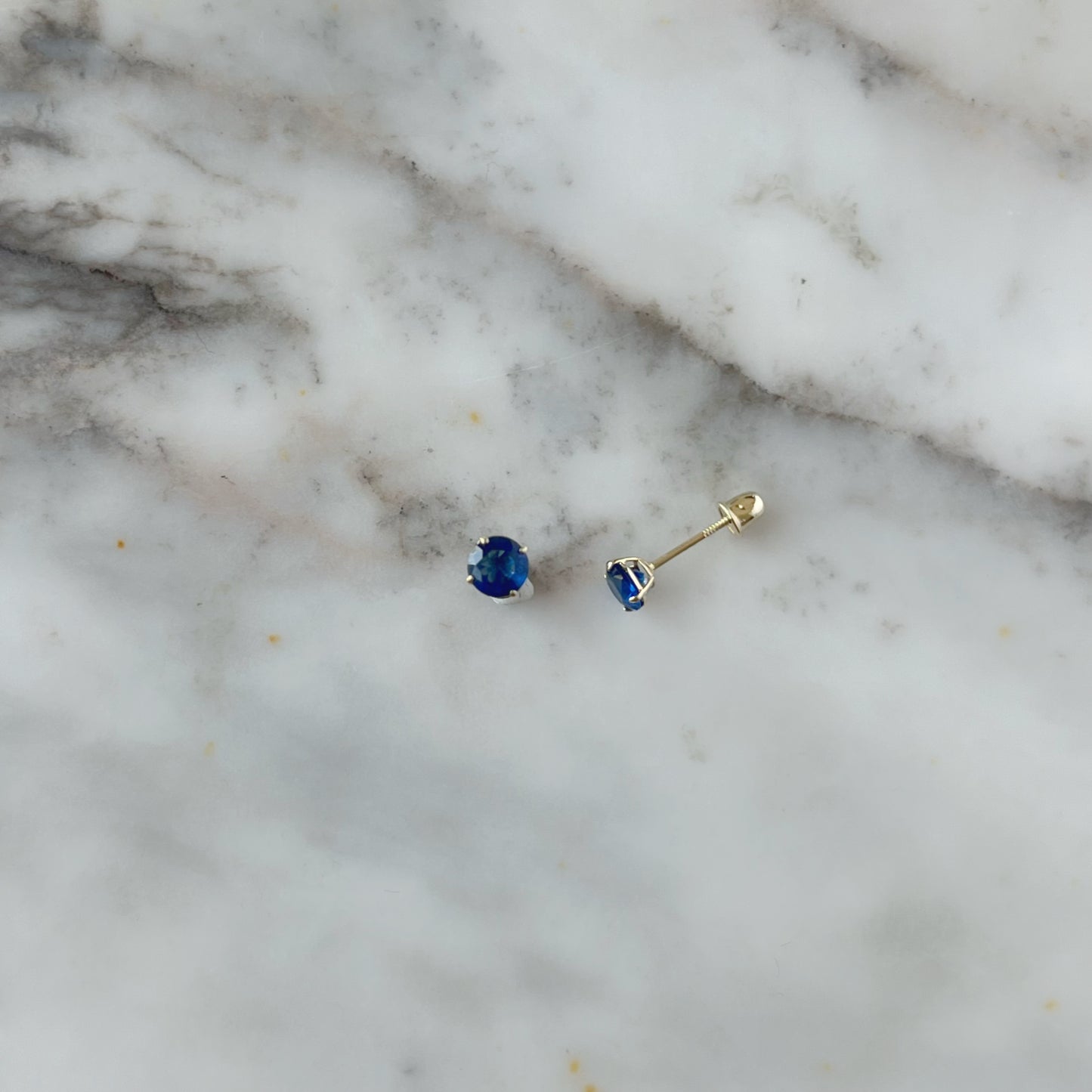 Aretes en oro amarillo 14K con circón azul de 4mm con tope rosca