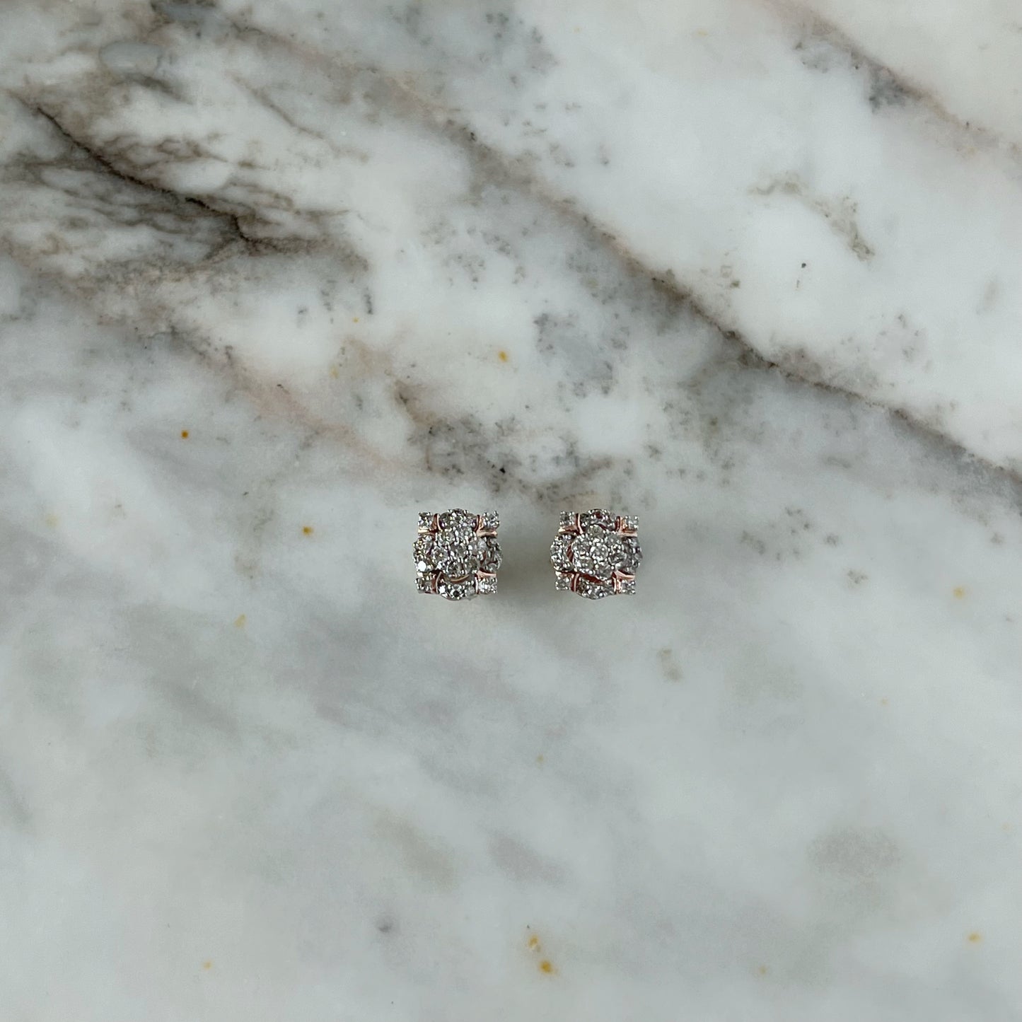 Aretes en oro rosa y blanco 10k con diamantes 0.25ctw