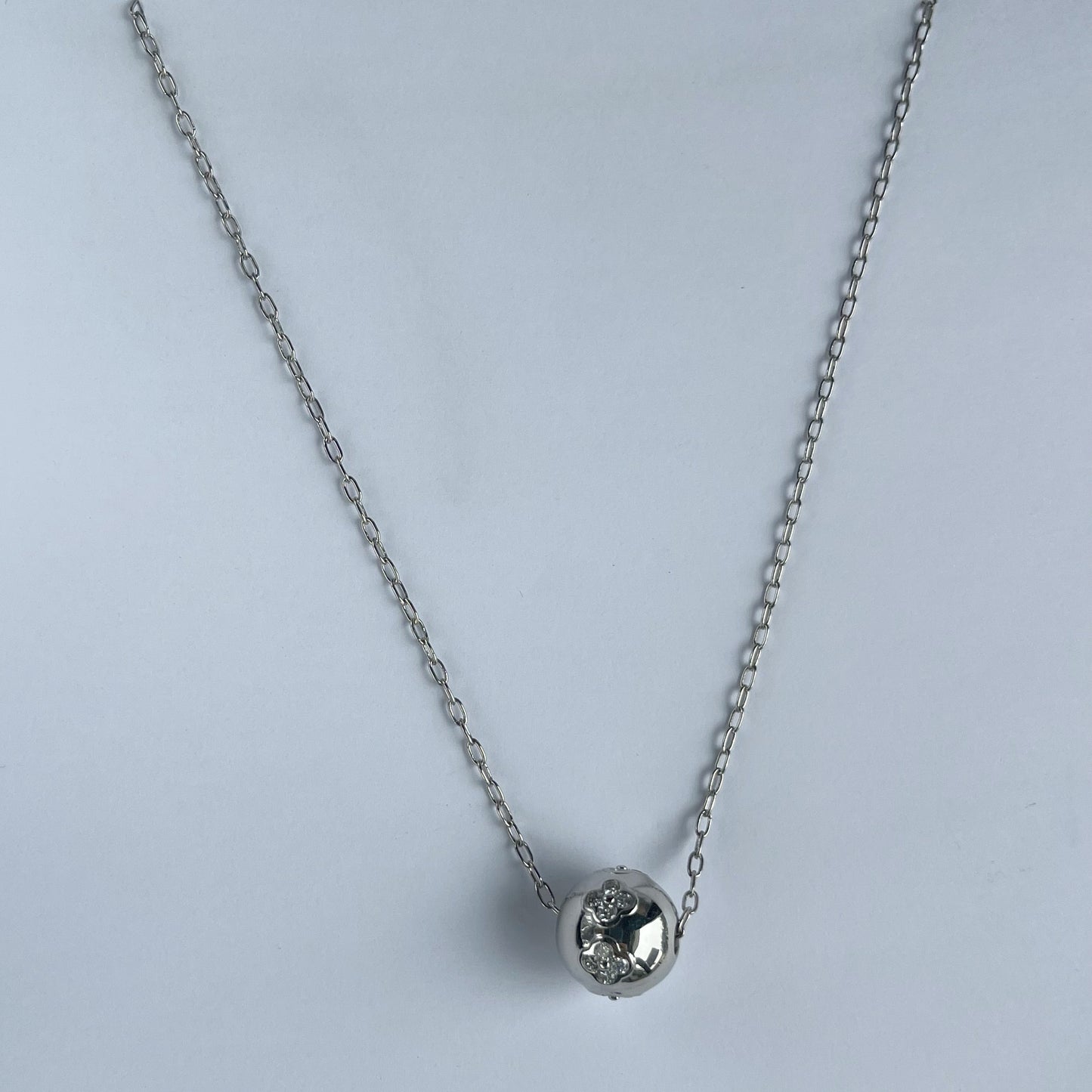 Cadena de plata con bolita con diamantes de laboratorio 1ctw