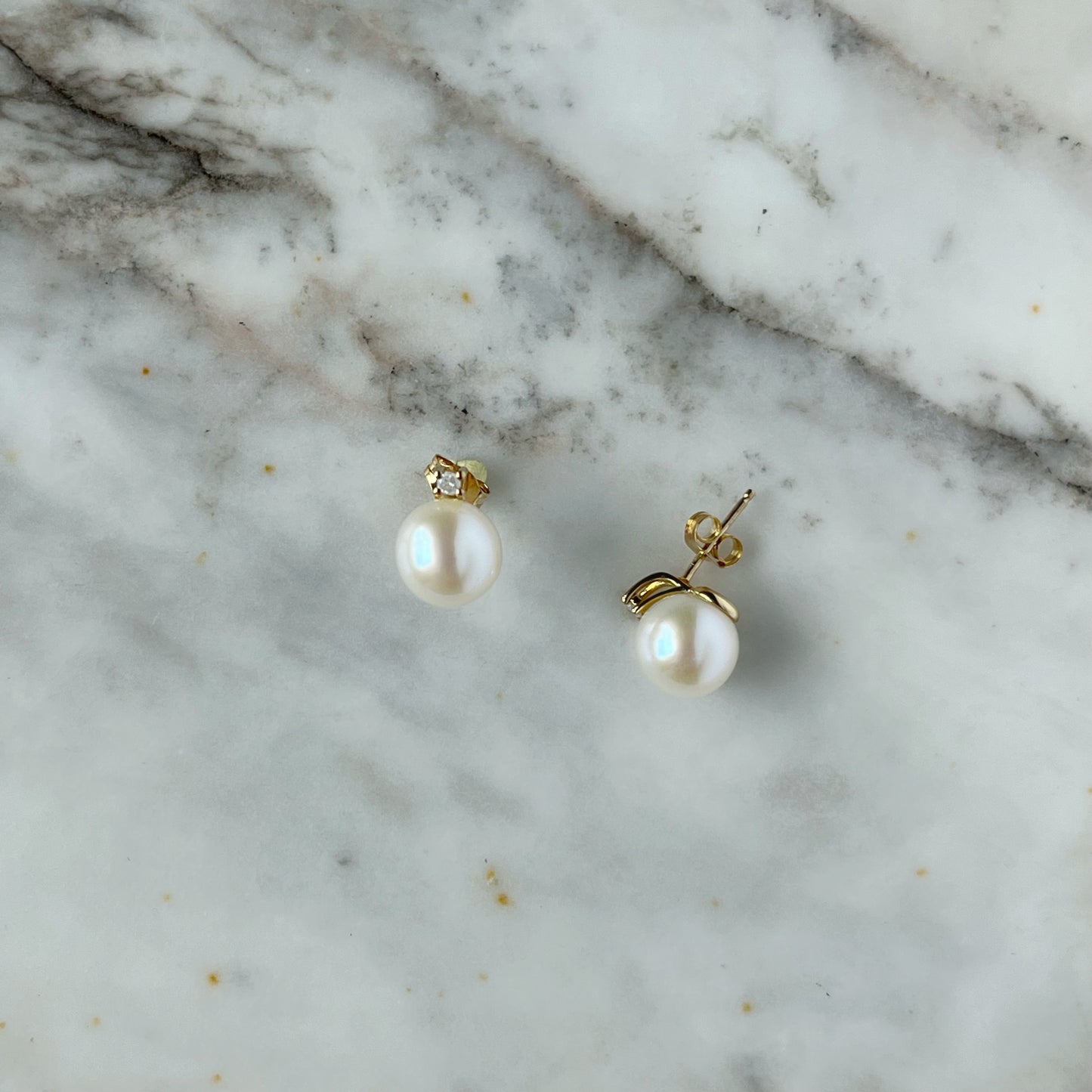Aretes de perla en oro amarillo 10k con diamante 0.05ctw