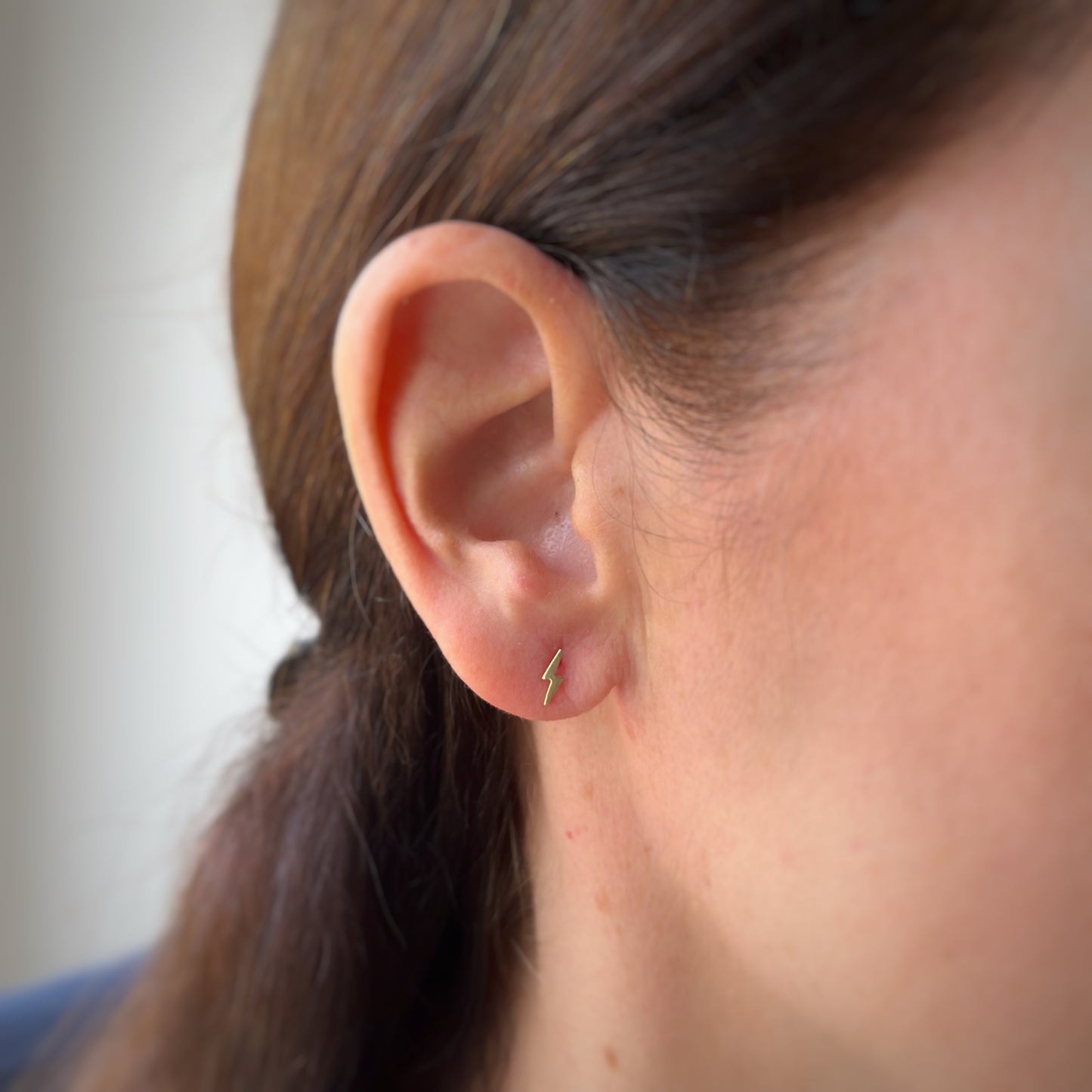 Aretes en oro amarillo 14K con rayo con tope rosca