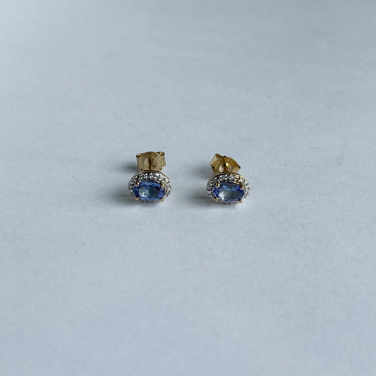 Aretes en oro amarillo 10k con tanzanita ovalada y halo de diamantes