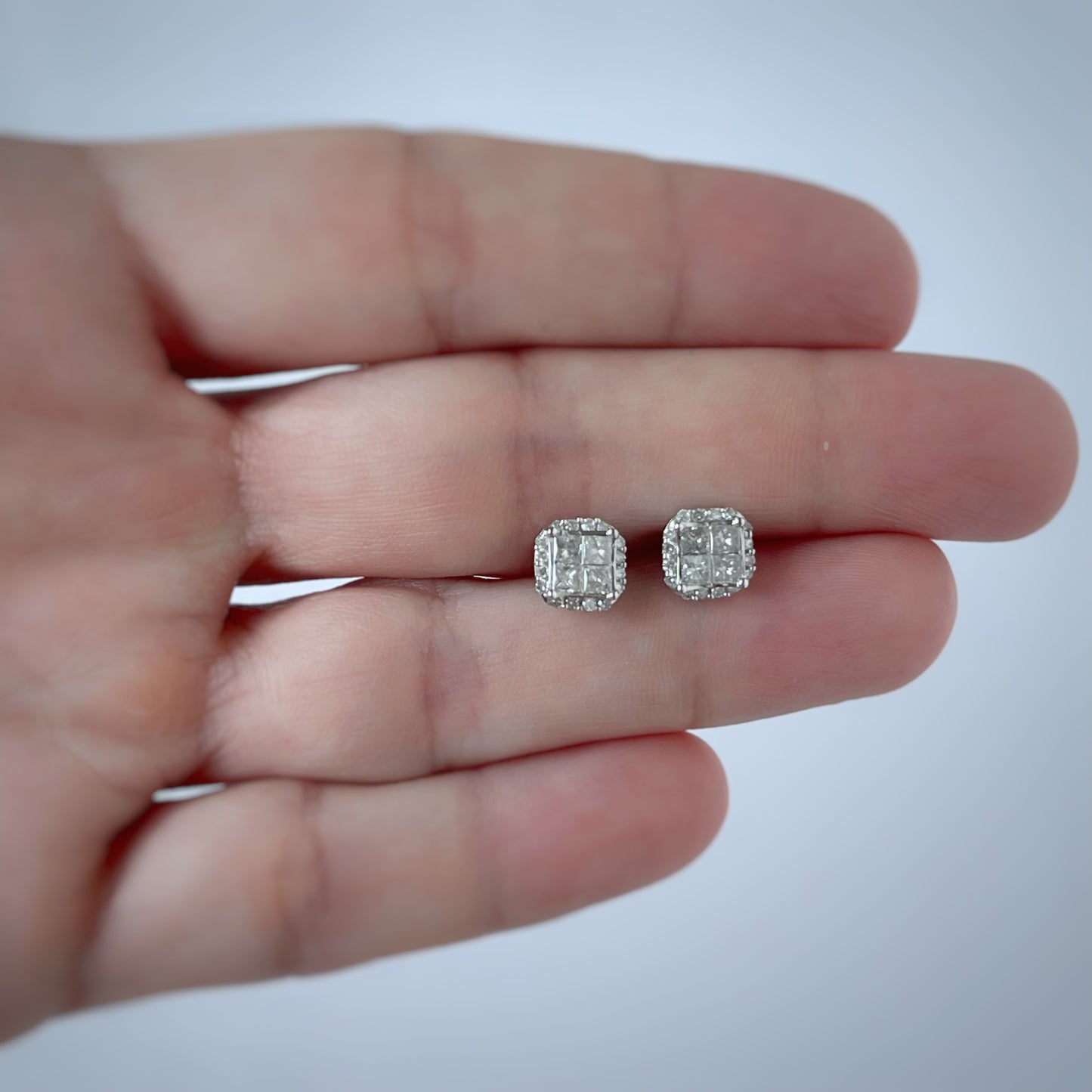 Aretes studs de diamantes corte princesa y halo 0.50ctw en oro blanco de 10K