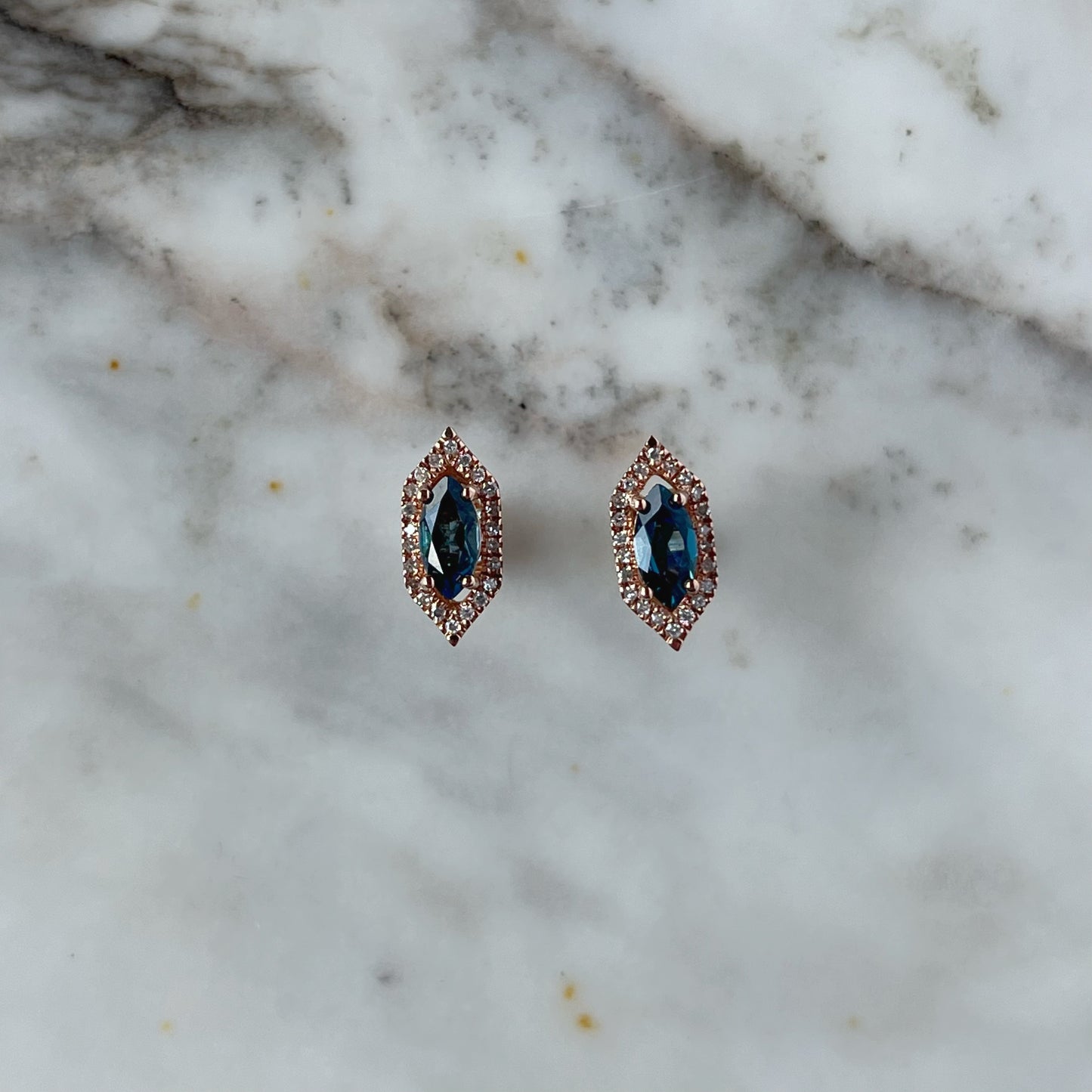 Aretes en oro rosa 10k con marquesa de topacio london blue y halo de diamantes 0.15ct