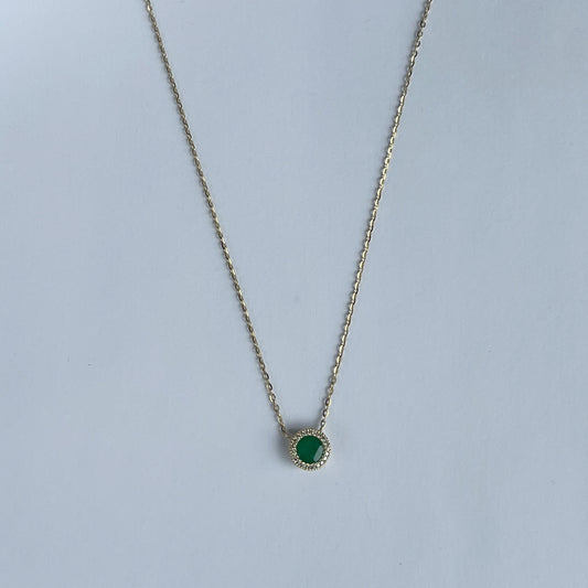 Collar en oro amarillo 14k con esmeralda redonda y halo de diamantes 0.06ctw