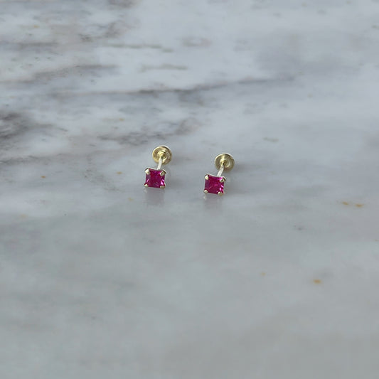 Aretes en oro amarillo 14K con circonita cuadrada fucsia con tope rosca