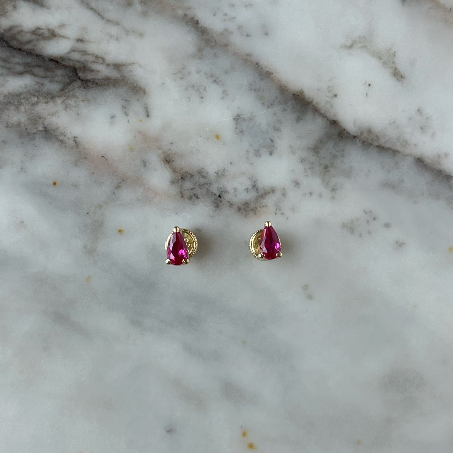 Aretes en oro amarillo 14K en forma de gota con circonita roja con tope rosca