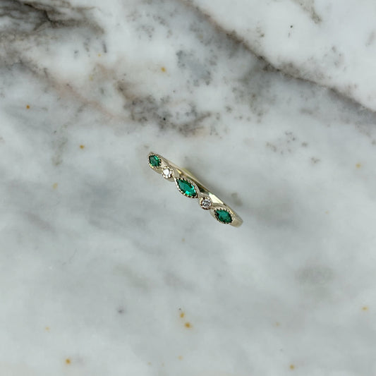 Anillo en oro amarillo 14k con marquesas de esmeraldas 0.21ctw y diamantes 0.03ctw