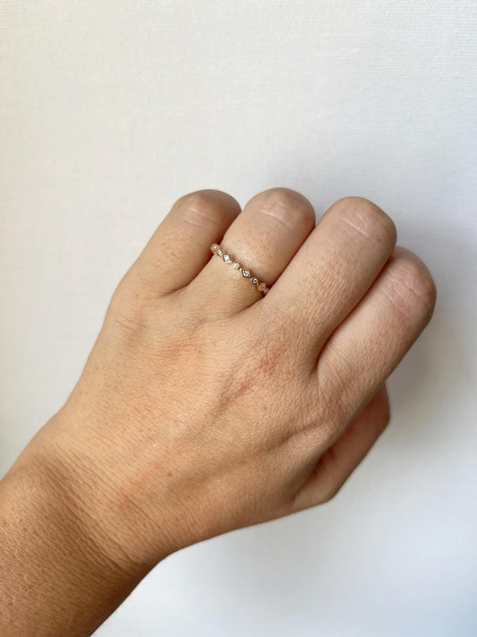 Anillo medio cintillo de rombo y círculo con diamantes 0.10ctw en oro rosa 10k