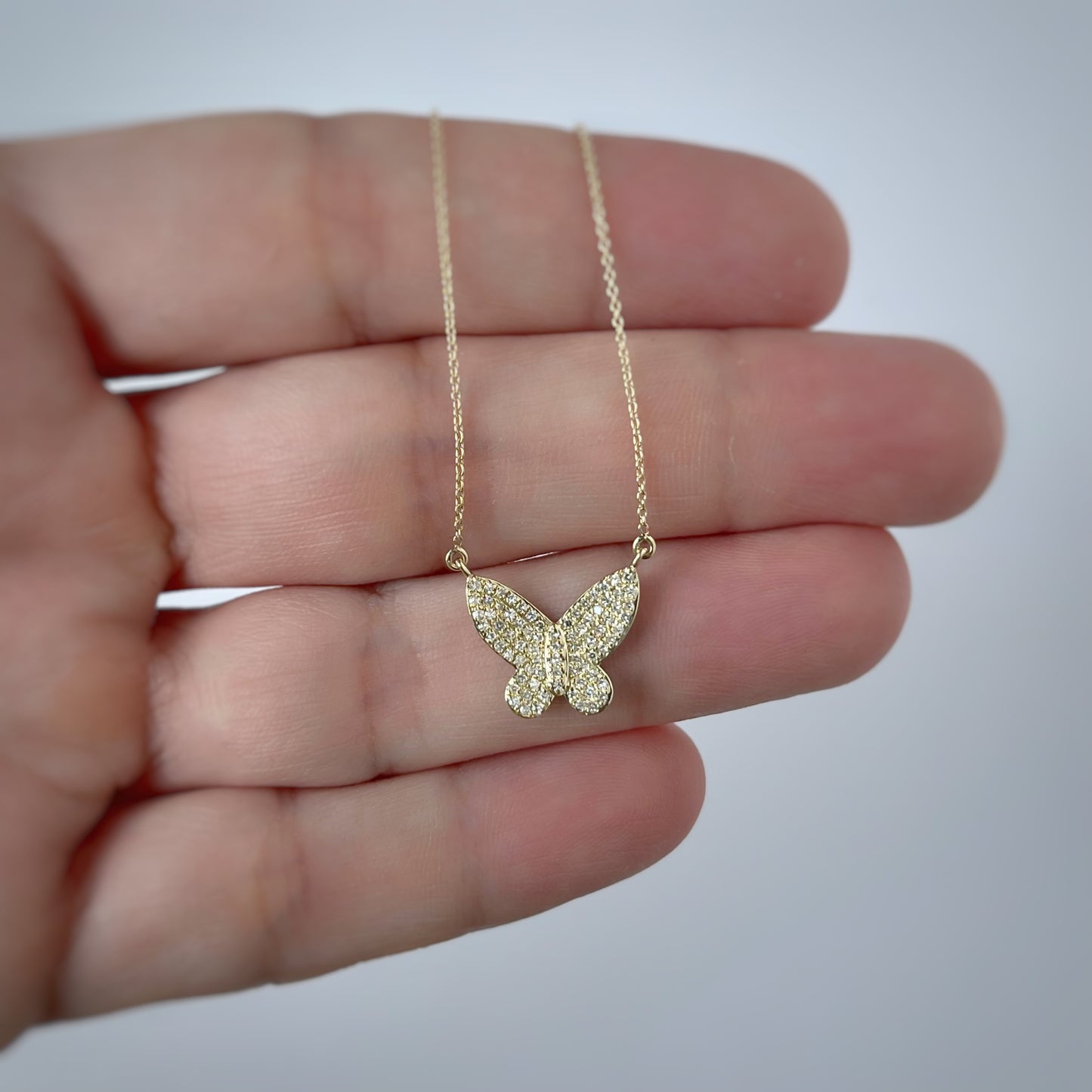 Collar en oro amarillo 10k con mariposa de diamante 0.18ctw
