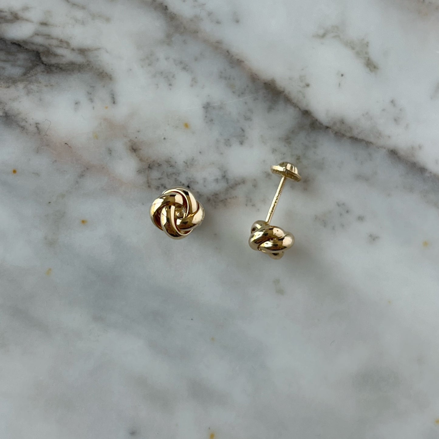 Aretes en oro amarillo de 18K nudo con tope rosca