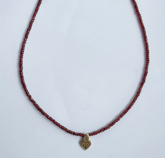 Collar de granates con sagrado corazón en plata con baño de oro amarillo y broche con cadena en goldfill