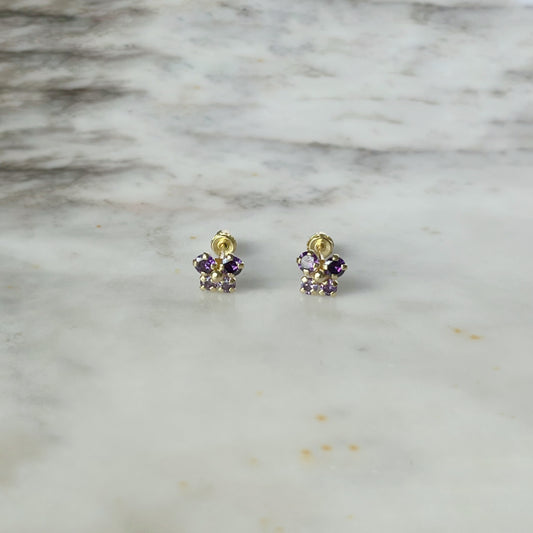 Aretes en oro amarillo 14K con mariposa con circonita morada con dos tonos y bolita de oro en el centro con tope rosca