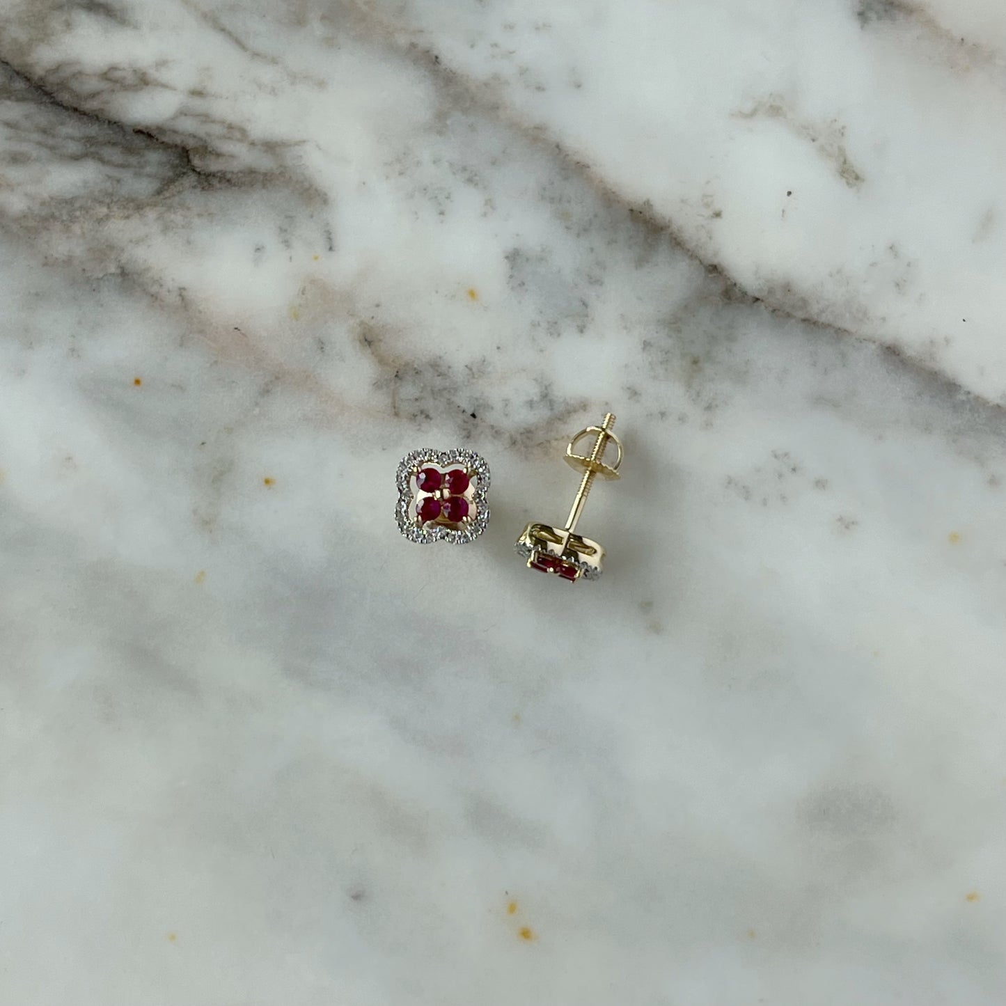 Aretes en  oro amarillo 10k de flor de rubíes y halo de diamantes 0.20 ctw