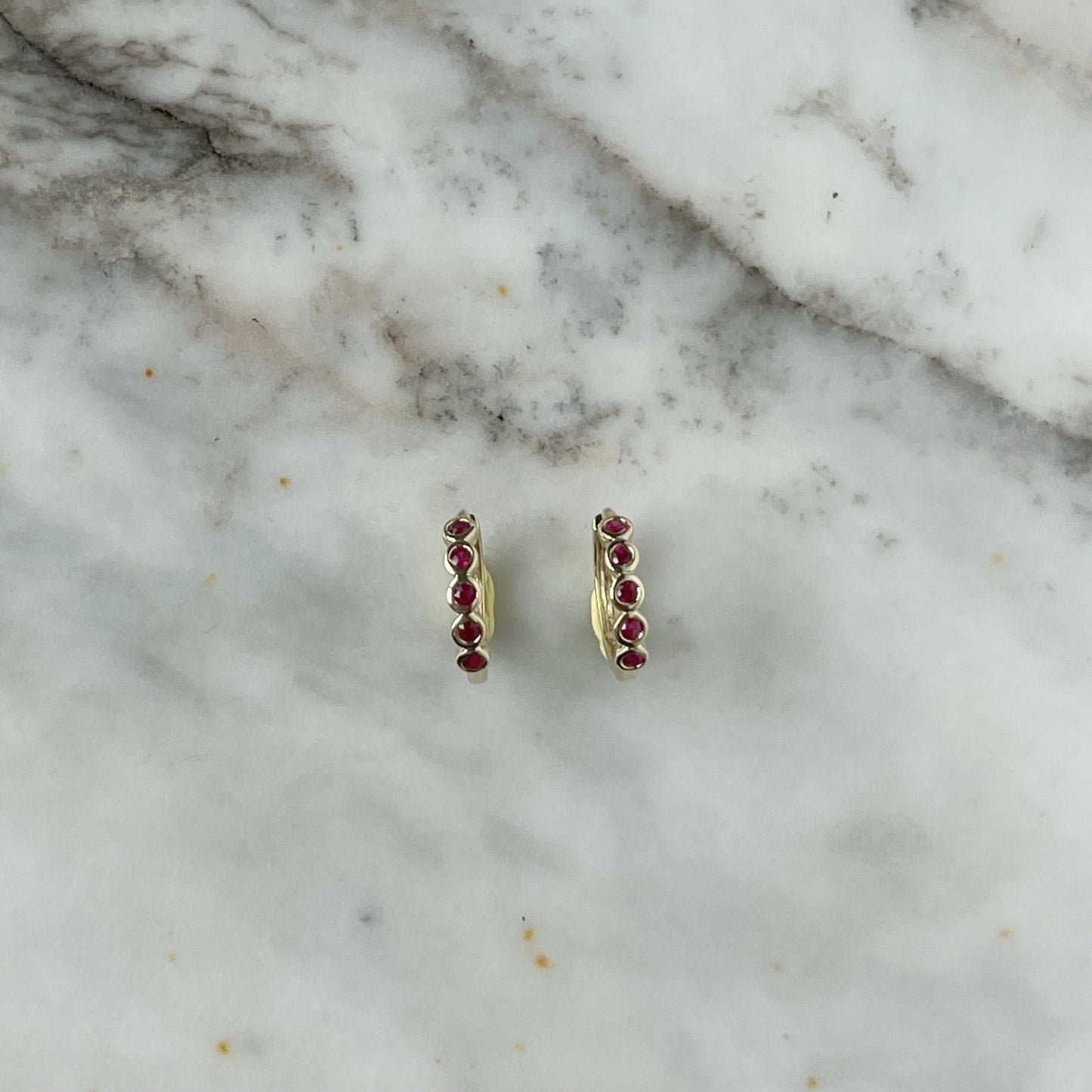 Mini huggies en oro amarillo 10k con rubíes biselados
